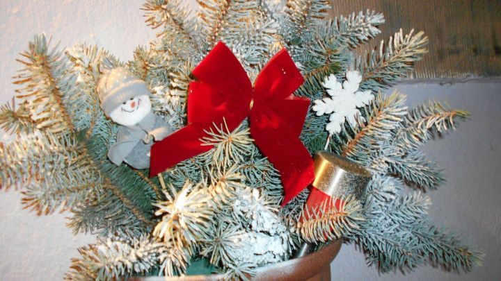 Treppenaufgang mit weihnachtlich aussehenden Blumenkästen Frag Mutti