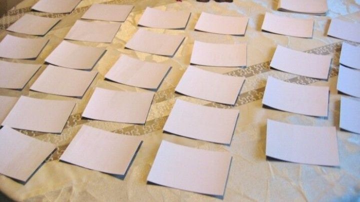 Auf einem Tisch liegen viele leere Karten, die bereit sind, f&uuml;r ein selbstgemachtes Familien-Memory beschriftet zu werden.