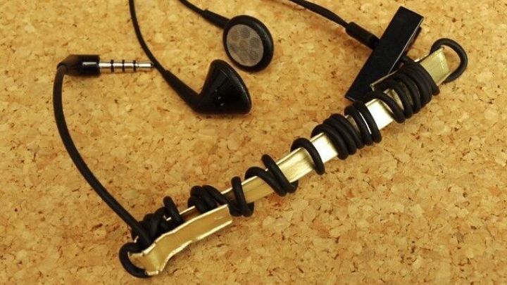 Kopfh&ouml;rer liegen ordentlich auf einem Untergrund, die Kabel sind aufgewickelt, um Kabelsalat zu vermeiden.