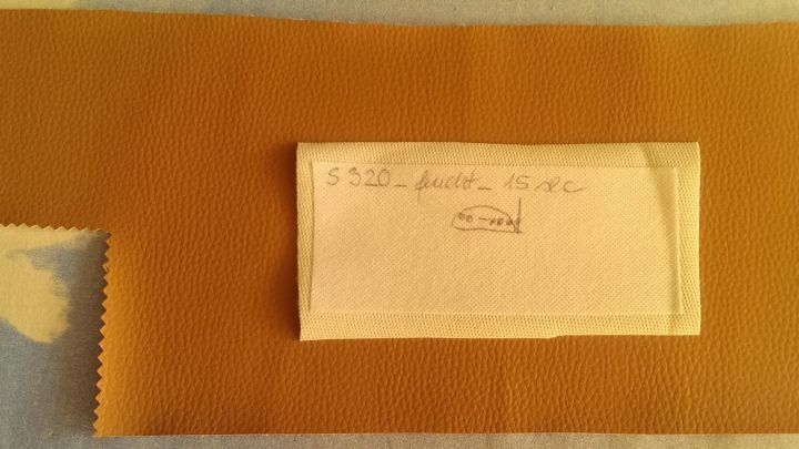 Kunstleder mit beigefarbenem Vlieseline-Streifen liegt auf einer Unterlage, bereit f&uuml;r das Verst&auml;rken in einem N&auml;hprojekt.