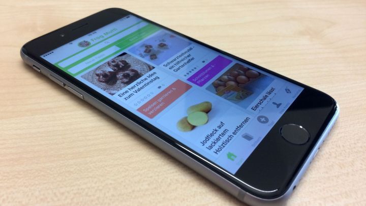 Ein Smartphone zeigt die Benutzeroberfl&auml;che der Frag Mutti-App, w&auml;hrend es auf einem Tisch liegt. Die App bietet verschiedene Tipps und Ratschl&auml;ge.