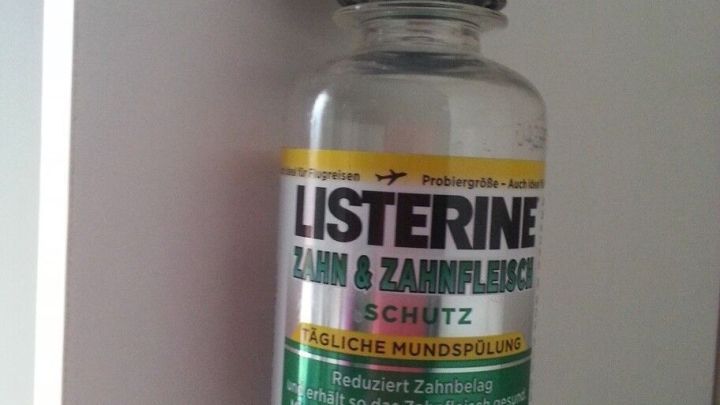 Eine Flasche Listerine steht auf einem Regal. Sie ist f&uuml;r Mundhygiene konzipiert und bietet Schutz vor Zahnfleischentz&uuml;ndungen.