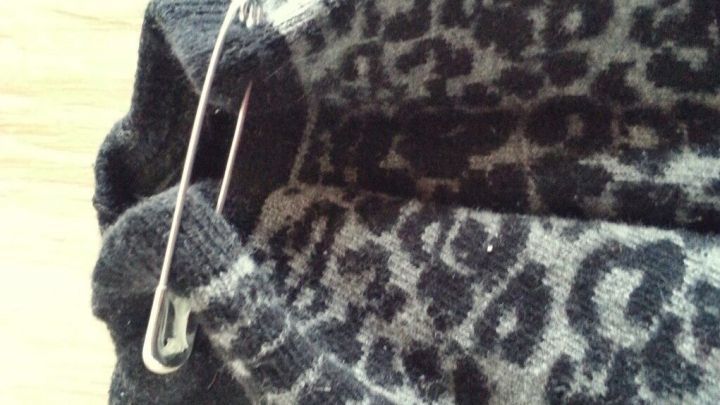 Ein Socken mit Leopardenmuster wird an der Spitze mit einer Sicherheitsnadel fixiert, um das Sortieren nach dem Waschen zu erleichtern.