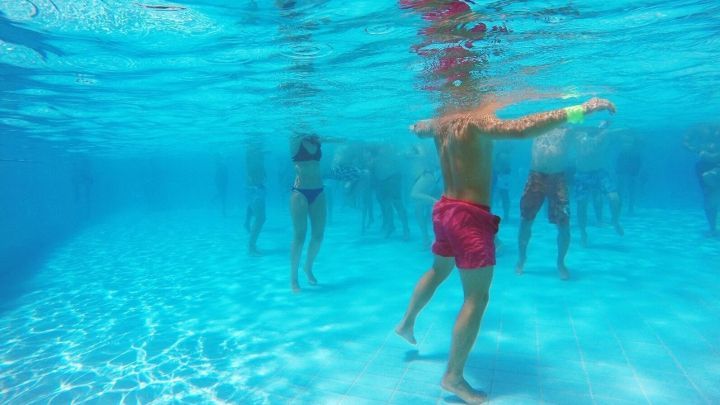 Gruppen von Menschen machen im Wasser Wassergymnastik, um Fitness und Rehabilitation zu f&ouml;rdern.