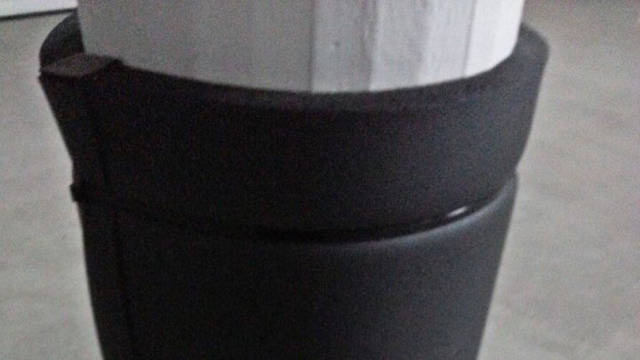 Ein schwarzer Schutz um einen S&auml;ulenpfeiler in einer Garage, um das Auto vor m&ouml;glichen Sch&auml;den zu bewahren.