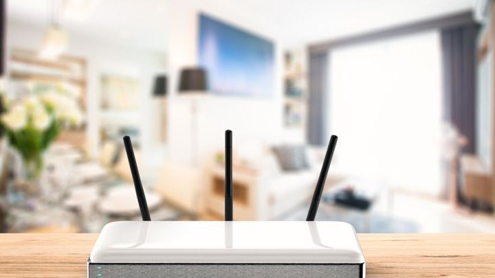 Ein WLAN-Router steht auf einem Tisch und sendet Signale in einem hellen, modernen Wohnraum mit Pflanzen und einem Fernseher.