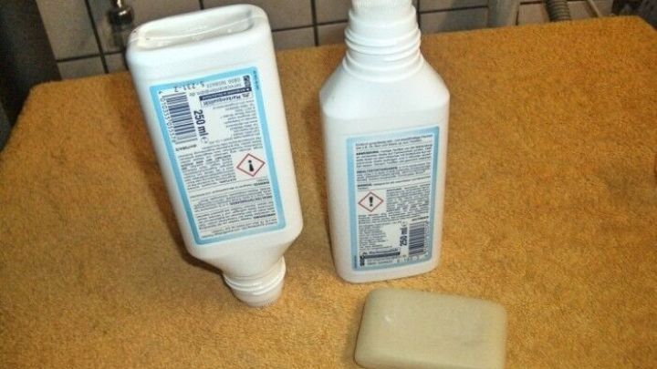 Eine Flasche Gallseife steht neben einem St&uuml;ck Gallseife auf einem handtuchartigen Untergrund im Badezimmer.