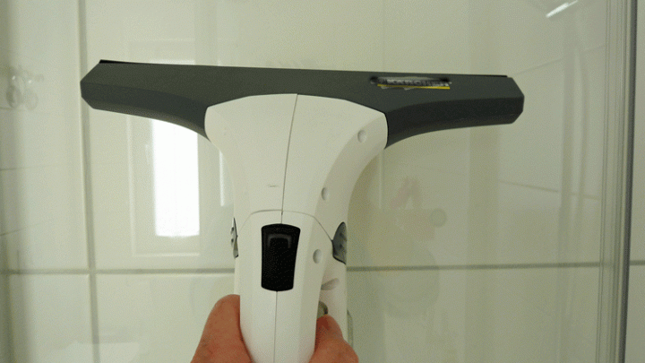 Ein Handger&auml;t reinigt Kacheln und Glasfl&auml;chen, w&auml;hrend es nach dem Duschen mit Wasser und Dampf umgehen kann.