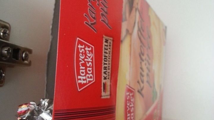 Eine Twix&reg;-Verpackung liegt in einem Schrank neben einer Box, die S&uuml;&szlig;igkeiten clever vor Kindern versteckt.