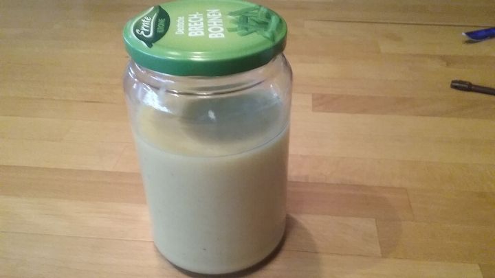 Ein Glas mit Zitronenpaste steht auf einem Holzbrett, bereit zur Verwendung f&uuml;r die Reinigung von Edelstahl.