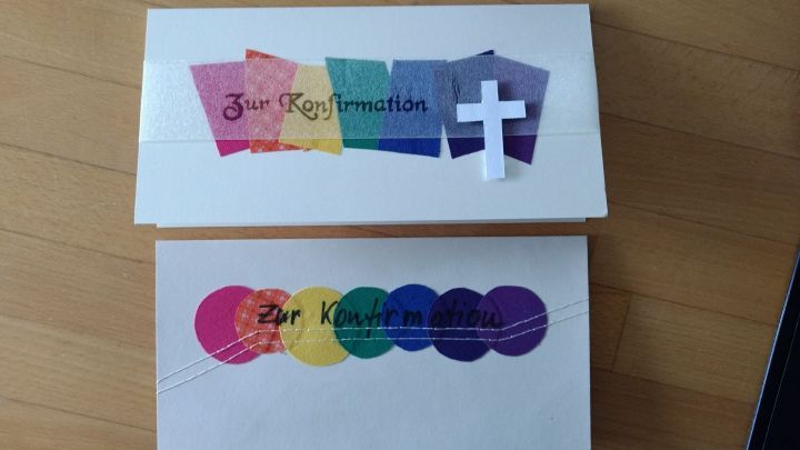 Ein stilvoll gestaltetes Konfirmationskarte zeigt einen bunten Schriftzug und ein Kreuz, umgeben von kreativen Farbmustern.