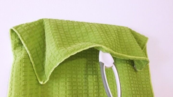 Ein Fensterwischer mit gr&uuml;nem Tuch ist bereit zum Reinigen gr&ouml;&szlig;erer Fl&auml;chen. Das Tuch ist gefaltet und aufgerollt.