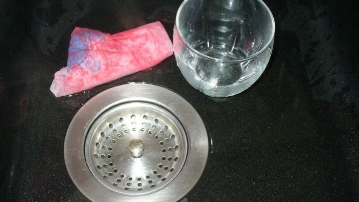 Ein Glas steht neben einem Abfluss, w&auml;hrend ein Tuch zum Reinigen von Wachsresten bereitliegt.