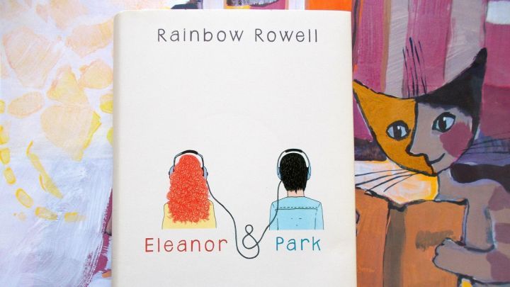 Das Buch &bdquo;Eleanor & Park&ldquo; von Rainbow Rowell zeigt eine farbenfrohe Covergrafik mit zwei Figuren, die mittels einer Schnur verbunden sind.