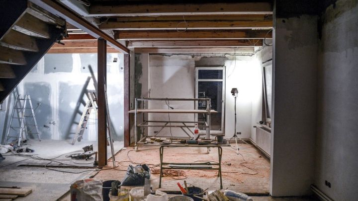 In einem unvollendeten Raum stehen Bauger&uuml;ste und Werkzeug. Der Kontext zeigt eine Renovierung, die klare Fixpreise erfordert.