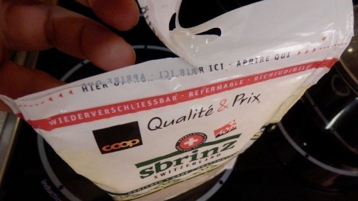 Eine Hand h&auml;lt einen wiederverschlie&szlig;baren Produktbeutel, der gerade ge&ouml;ffnet wird, um den Inhalt sichtbar zu machen.