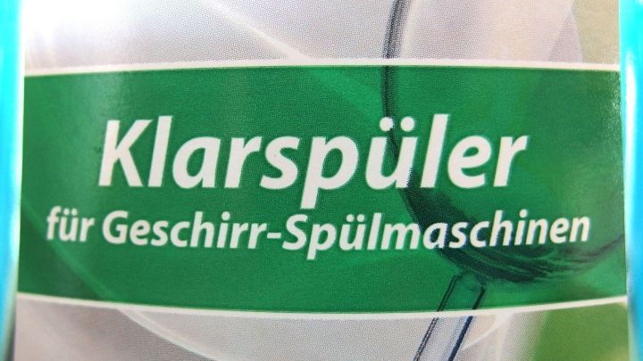 Klarsp&uuml;ler f&uuml;r Geschirr-Sp&uuml;lmaschinen gl&auml;nzt in einer modernen K&uuml;che, um Geschirr effektiv zu reinigen.