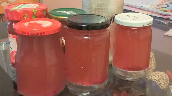 Gl&auml;ser mit Rosenbl&uuml;ten-Champagner-Gelee stehen auf einem Tisch, daneben eine Flasche Champagner.