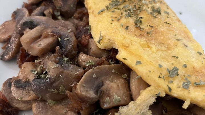 Mit diesem Tipp gelingen dir perfekte Omeletts wie auf dem Bild &ndash; schnell, lecker und ideal f&uuml;r faule K&ouml;che!