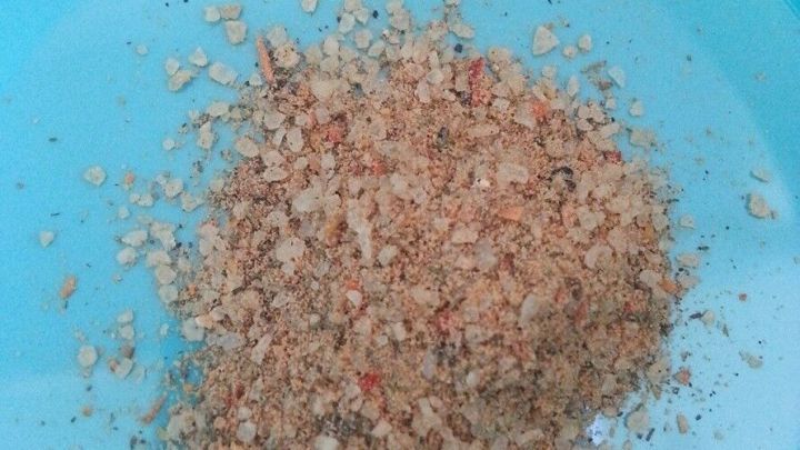 Ein H&auml;ufchen So&szlig;enpulver liegt auf einem blauen Teller. Es handelt sich um eine Mischung aus Gew&uuml;rzen und getrockneten Zutaten.