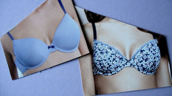 Zwei BHs sind nebeneinander auf einem hellen Hintergrund platziert, was eine Auswahl an BH-Gr&ouml;&szlig;en zeigt.