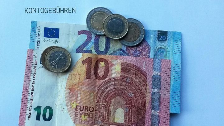 Scheine und M&uuml;nzen liegen auf einem Tisch. Sie stehen f&uuml;r das Thema Kontof&uuml;hrungsgeb&uuml;hren sparen.
