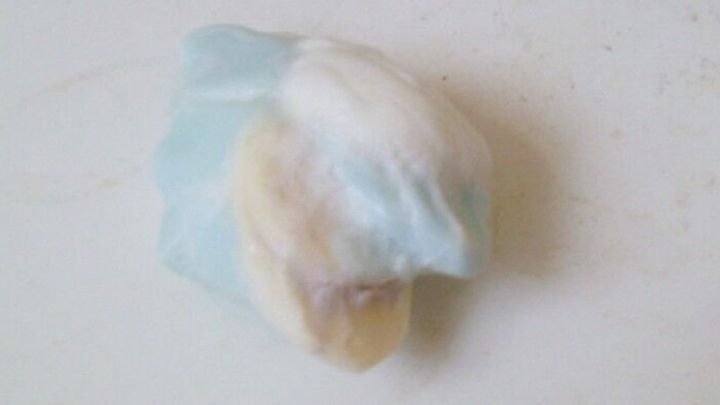 Ein altes Seifenst&uuml;ck liegt auf einer wei&szlig;en Oberfl&auml;che, bereit zur Wiederverwendung und kreativen Anwendung im Alltag.