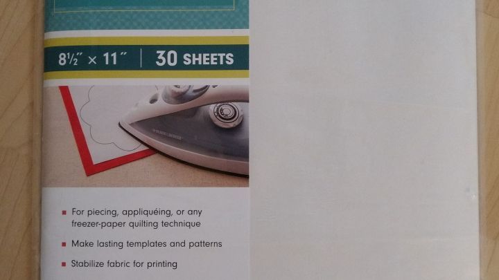 Ein Paket mit Freezer Paper liegt auf einem Tisch, bereit zum Schablonieren und Quilten mit 30 Blatt.
