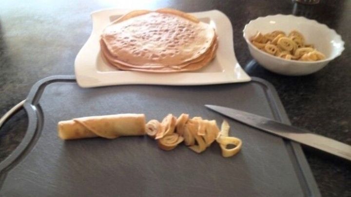Frittaten werden auf einem Schneidebrett geschnitten, um als Suppeneinlage f&uuml;r eine wohltuende Suppe verwendet zu werden.