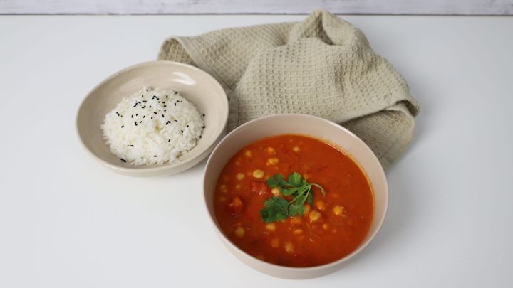 Kichererbsen-Curry mit Kokosmilch: Ein komplett veganes und superleckeres Gericht, serviert mit Reis.