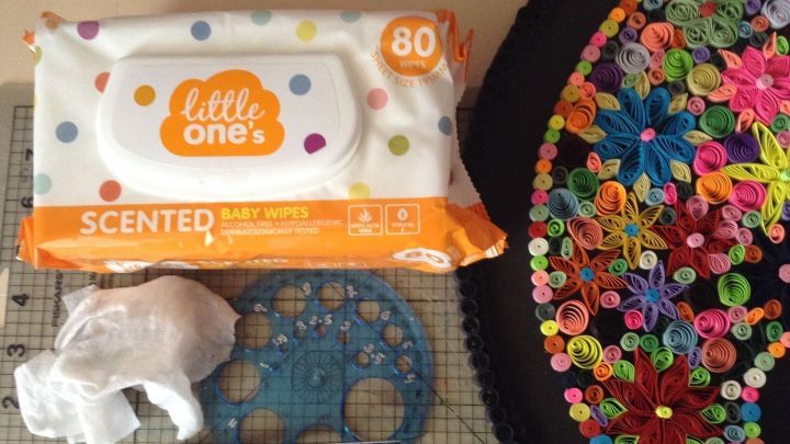 Scented Wischt&uuml;cher liegen neben bunten Bastelmaterialien, w&auml;hrend ein Werkzeug zum Messen und Formen im Vordergrund sichtbar ist.