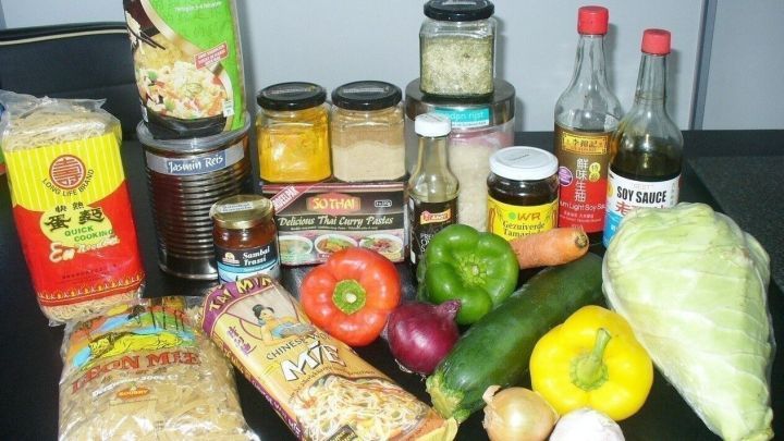 Verschiedene Zutaten der asiatischen K&uuml;che liegen auf einem Tisch, bereit f&uuml;r die Zubereitung eines Gerichts.