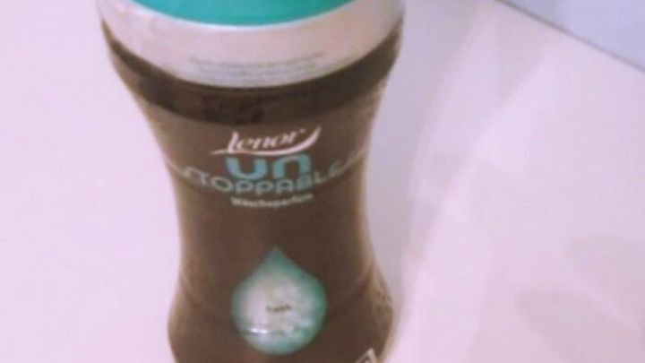 Ein Deodorant steht auf einem wei&szlig;en Tisch, umgeben von blauen Fliesen, bereit zur Anwendung gegen schlechten Geruch.