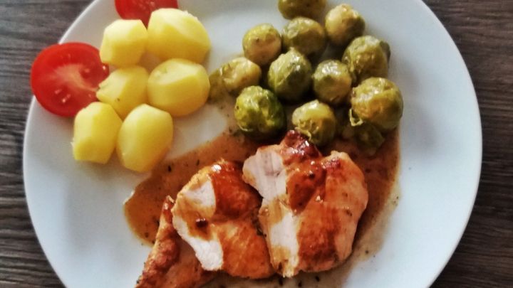 Hähnchenbrust mit Rosenkohl &amp; Kartoffeln - Rezept | Frag Mutti