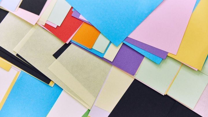 Bunte Restpapiere liegen &uuml;bereinander, bereit zur Weitergabe von der Druckerei f&uuml;r kreative Projekte oder Recycling.