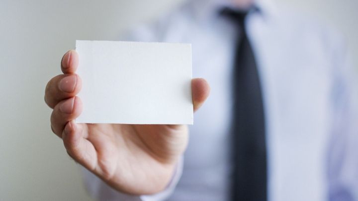 Eine Person h&auml;lt eine leere Visitenkarte in der Hand, bereit zur Weiterverwendung in einem gesch&auml;ftlichen Kontext.
