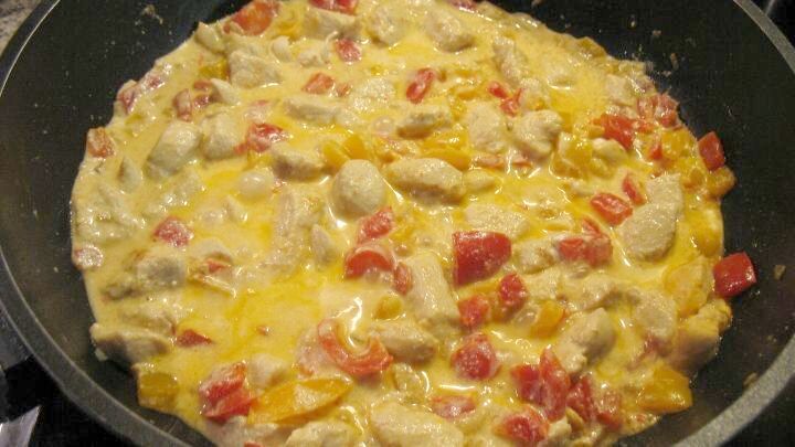 Scharfe Paprika-H&auml;hnchen-Pfanne mit Capunti: Die saure Sahne wird unterger&uuml;hrt und das Ganze kr&auml;ftig abgeschmeckt.