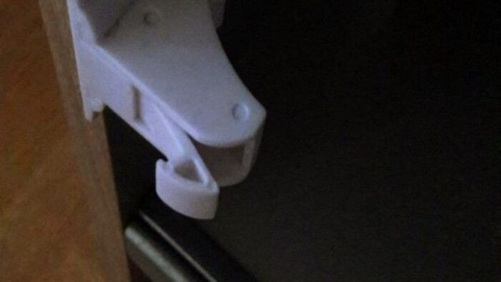 Ein Magnetschloss ist an einer Schrankt&uuml;r montiert, um die T&uuml;r sicher zu halten und die Funktion zu zeigen.