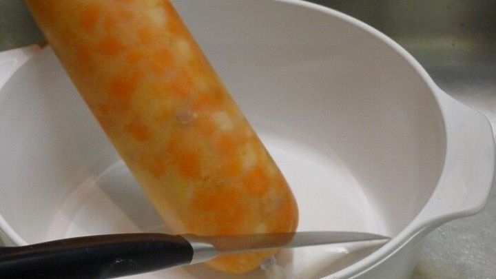 Ein Schlauchbeutel mit frischer Suppe steht in einer Sch&uuml;ssel, w&auml;hrend ein Messer zum &Ouml;ffnen bereitliegt.