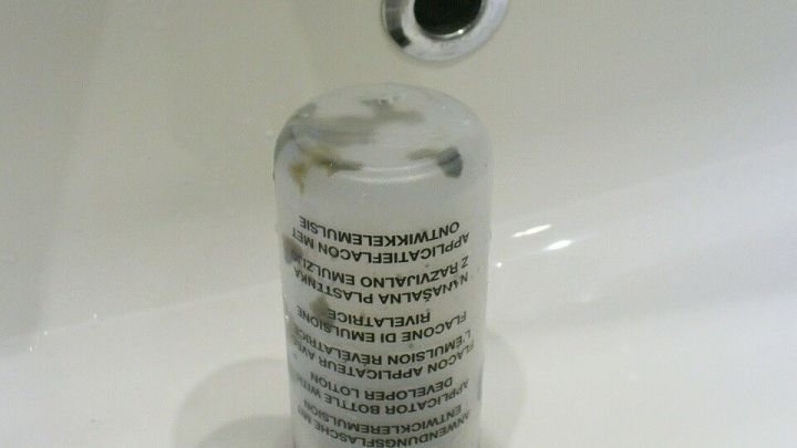 Eine Flasche steht im Waschbecken und k&ouml;nnte beim Colorieren der Haare benutzt werden, um Farbe aufzutragen.