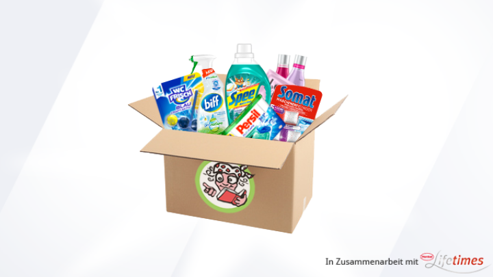 Ein Karton enth&auml;lt verschiedene Haushaltsprodukte wie Reinigungsmittel und Pflegeartikel, die f&uuml;r den Produkttest 2017 gedacht sind.