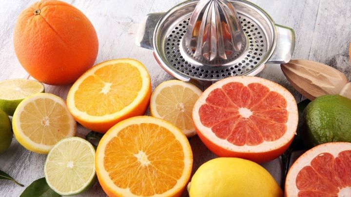 Frische Zitrusfr&uuml;chte liegen neben einem Entsafter, der f&uuml;r die St&auml;rkung des Immunsystems genutzt werden kann.