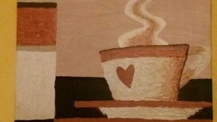 Ein gemaltes Bild zeigt eine Tasse mit einem Herzmotiv, w&auml;hrend Dampf aufsteigt, vor einer gelben Wand. Acrylmalerei entfaltet Kreativit&auml;t.
