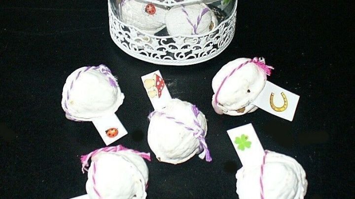 Eine schicke Box mit einem durchsichtigen Deckel liegt auf einem Tisch, umgeben von dekorativen Wunschn&uuml;ssen mit kleinen K&auml;rtchen.