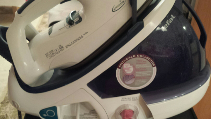 Eine Dampfb&uuml;gelstation steht auf einem Tisch, bereit zum B&uuml;geln, k&ouml;nnte jedoch braune Br&uuml;he austreten.