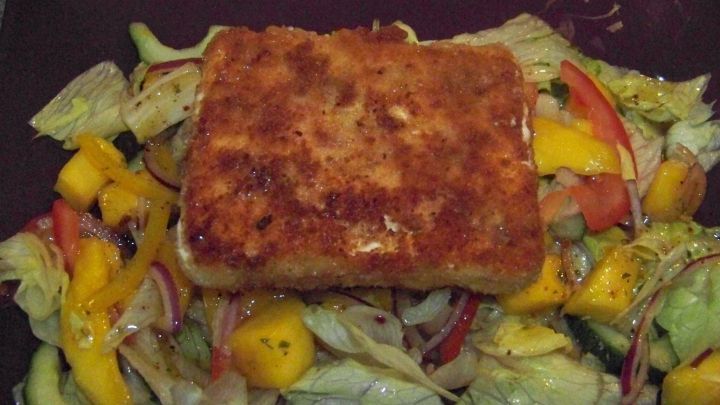 Panierter Schafskäse auf einem Salatbett - Rezept | Frag Mutti