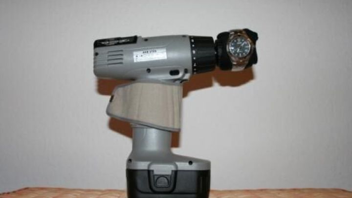 Ein kompaktes Ger&auml;t steht stabil auf einem Tisch, das darin eingelassene Uhrwerk dreht sich kontinuierlich.