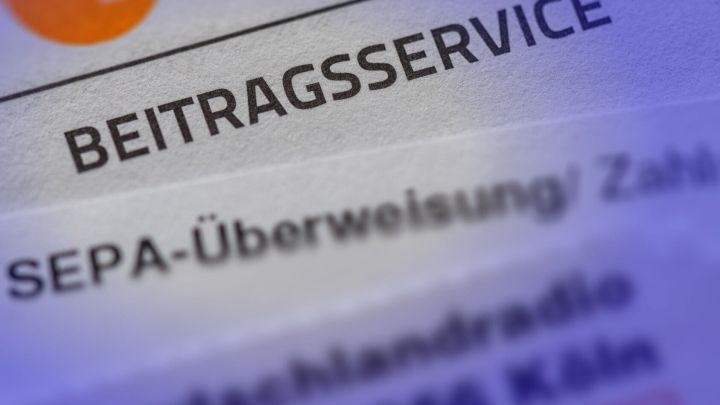 Ein Formular zeigt den BEITRAGSERVICE im Zusammenhang mit der SEPA-&Uuml;berweisung, um GEZ-Befreiung zu beantragen.