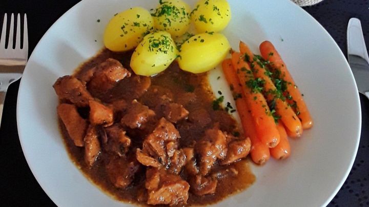 Schweinegulasch mit Champignons im Schnellkochtopf zubereitet - Rezept
