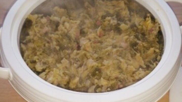 Wirsinggem&uuml;se dampft in einem Schnellkochtopf, umgeben von einer Holzoberfl&auml;che, w&auml;hrend der Dampf aufsteigt.